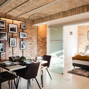 https://2-independent-luxury-lofts-side-by-side-152m2-4br-co.find-berlin-hotels.com